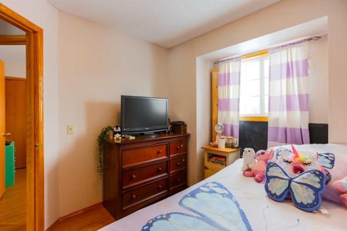 1118 Maple Avenue, Crossfield, AB - Indoor Photo Showing Bedroom