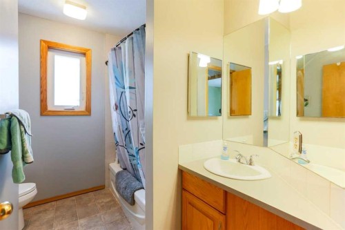 1118 Maple Avenue, Crossfield, AB - Indoor Photo Showing Bathroom