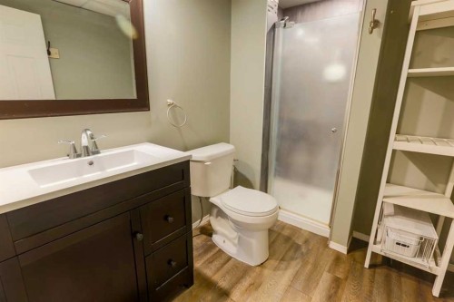 1118 Maple Avenue, Crossfield, AB - Indoor Photo Showing Bathroom