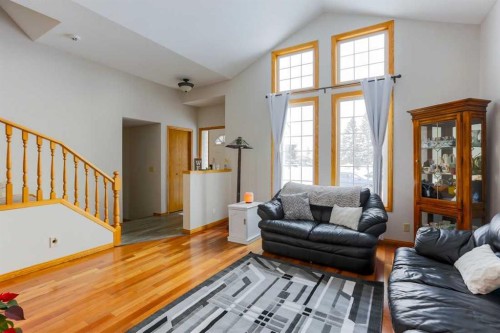 1118 Maple Avenue, Crossfield, AB - Indoor Photo Showing Living Room