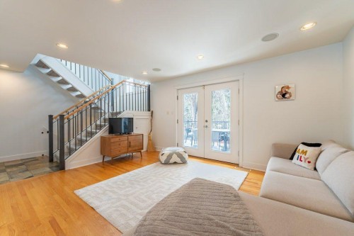 5227 Carney Road Nw, Calgary, AB - Indoor Photo Showing Living Room