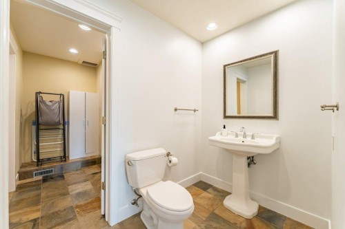 5227 Carney Road Nw, Calgary, AB - Indoor Photo Showing Bathroom