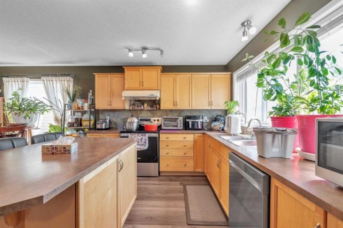 115 Evermeadow Avenue Sw, Calgary, AB - Indoor Photo Showing Kitchen