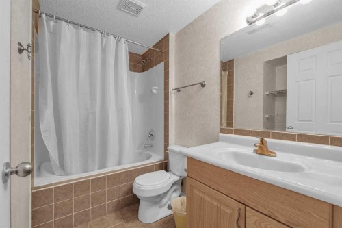 115 Evermeadow Avenue Sw, Calgary, AB - Indoor Photo Showing Bathroom