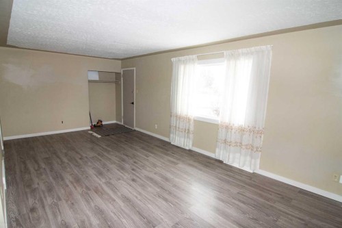 7012 Bowness Road Nw, Calgary, AB - Indoor Photo Showing Other Room
