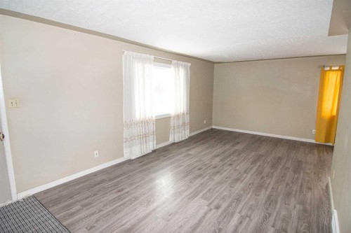 7012 Bowness Road Nw, Calgary, AB - Indoor Photo Showing Other Room