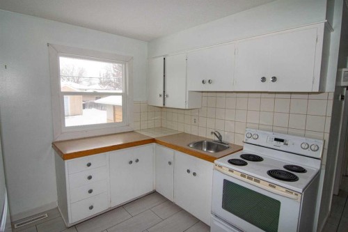 7012 Bowness Road Nw, Calgary, AB - Indoor Photo Showing Kitchen