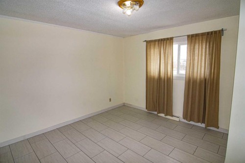 7012 Bowness Road Nw, Calgary, AB - Indoor Photo Showing Other Room