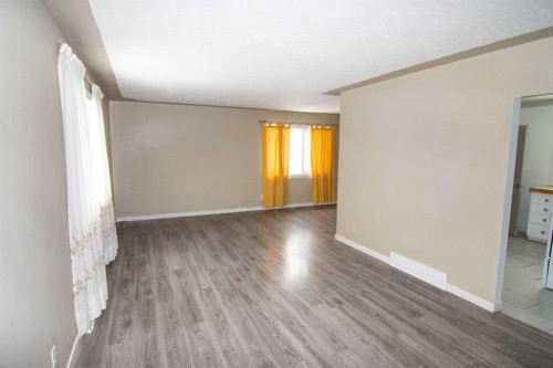 7012 Bowness Road Nw, Calgary, AB - Indoor Photo Showing Other Room