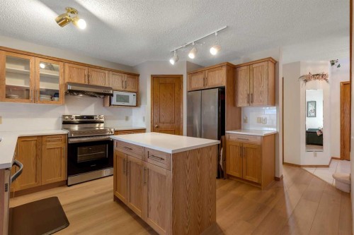 133 Riverview Park Se, Calgary, AB - Indoor Photo Showing Kitchen