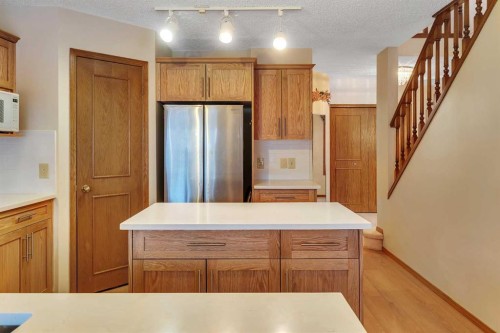 133 Riverview Park Se, Calgary, AB - Indoor Photo Showing Kitchen