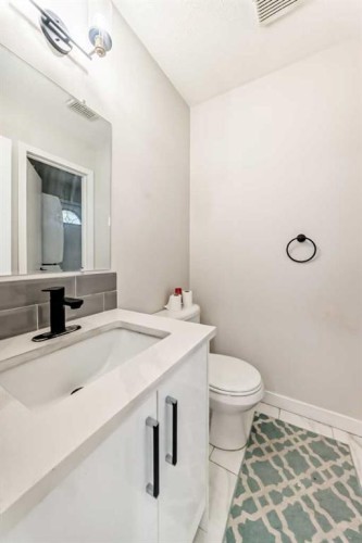 6712 23 Avenue Ne, Calgary, AB - Indoor Photo Showing Bathroom