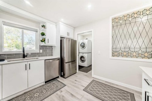 6712 23 Avenue Ne, Calgary, AB - Indoor Photo Showing Kitchen