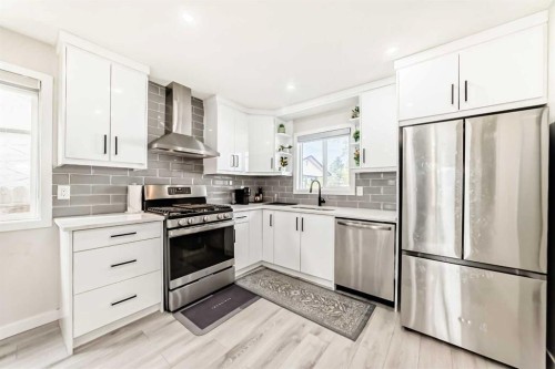6712 23 Avenue Ne, Calgary, AB - Indoor Photo Showing Kitchen