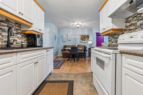 105-15320 Bannister Road Se, Calgary, AB - Indoor Photo Showing Kitchen