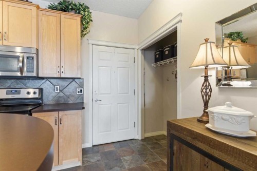 305-37 Prestwick Drive Se, Calgary, AB - Indoor Photo Showing Kitchen
