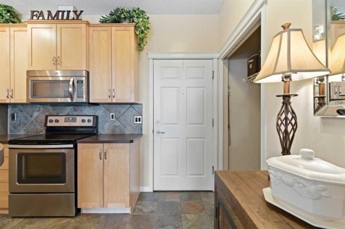 305-37 Prestwick Drive Se, Calgary, AB - Indoor Photo Showing Kitchen