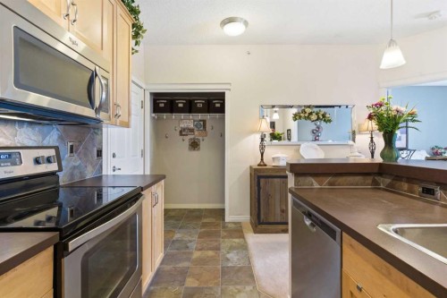 305-37 Prestwick Drive Se, Calgary, AB - Indoor Photo Showing Kitchen