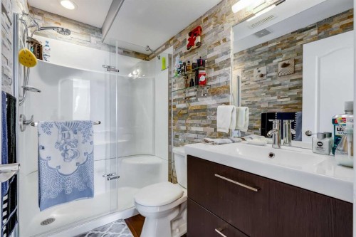 87 Evanswood Circle Nw, Calgary, AB - Indoor Photo Showing Bathroom