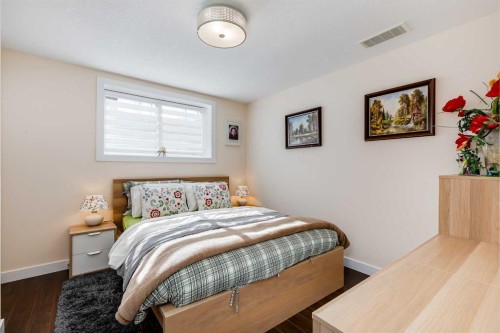 87 Evanswood Circle Nw, Calgary, AB - Indoor Photo Showing Bedroom