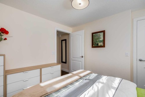 87 Evanswood Circle Nw, Calgary, AB - Indoor Photo Showing Bedroom