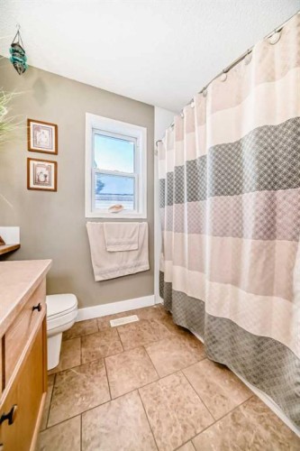 232 Coral Keys Place Ne, Calgary, AB - Indoor Photo Showing Bathroom