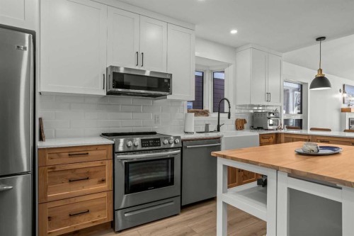 157 Cougar Point Road, Canmore, AB - Indoor Photo Showing Kitchen With Upgraded Kitchen