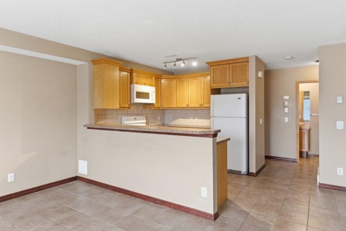 207-323 Fourth Avenue, Strathmore, AB - Indoor Photo Showing Kitchen