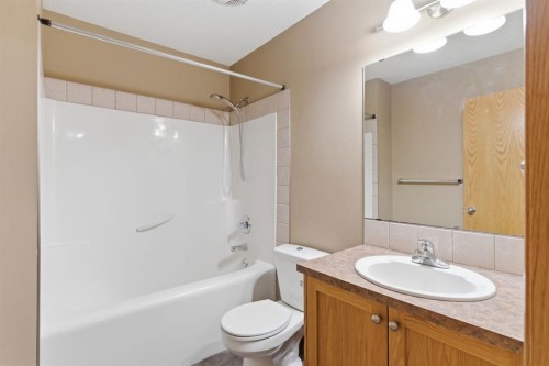 207-323 Fourth Avenue, Strathmore, AB - Indoor Photo Showing Bathroom