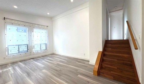 6715 43 Avenue Ne, Calgary, AB - Indoor Photo Showing Other Room
