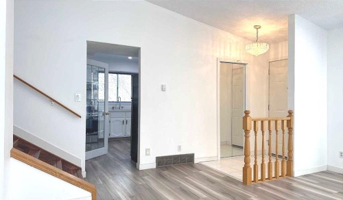 6715 43 Avenue Ne, Calgary, AB - Indoor Photo Showing Other Room