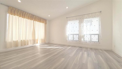 6715 43 Avenue Ne, Calgary, AB - Indoor Photo Showing Other Room