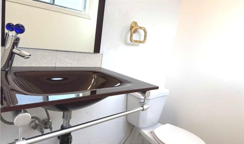 6715 43 Avenue Ne, Calgary, AB - Indoor Photo Showing Bathroom