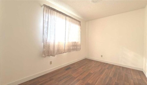 6715 43 Avenue Ne, Calgary, AB - Indoor Photo Showing Other Room