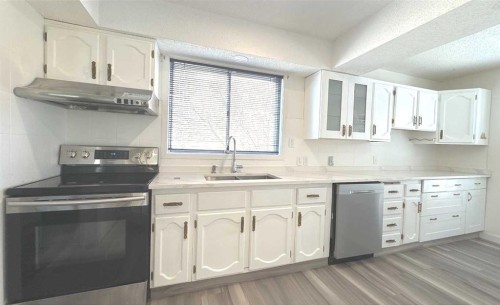 6715 43 Avenue Ne, Calgary, AB - Indoor Photo Showing Kitchen