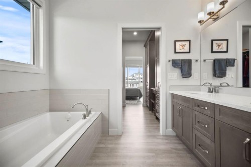 4 Cimarron Estates Gardens, Okotoks, AB - Indoor Photo Showing Bathroom