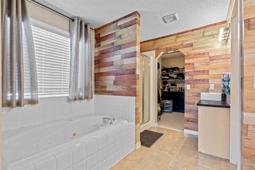 332 Oakmere Way, Chestermere, AB - Indoor Photo Showing Bathroom
