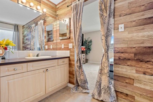 332 Oakmere Way, Chestermere, AB - Indoor Photo Showing Bathroom