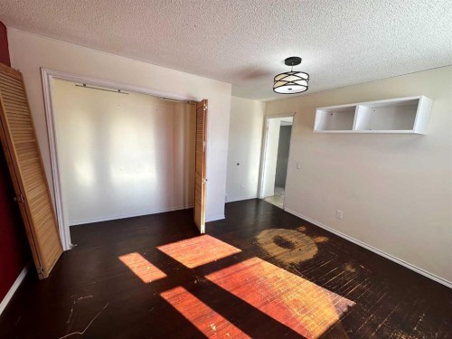 212 78 Avenue Ne, Calgary, AB - Indoor Photo Showing Other Room