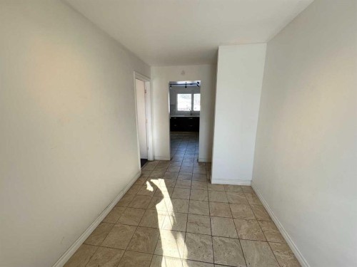 212 78 Avenue Ne, Calgary, AB - Indoor Photo Showing Other Room