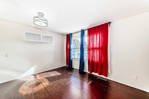 212 78 Avenue Ne, Calgary, AB - Indoor Photo Showing Other Room