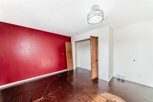 212 78 Avenue Ne, Calgary, AB - Indoor Photo Showing Other Room