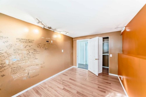 212 78 Avenue Ne, Calgary, AB - Indoor Photo Showing Other Room