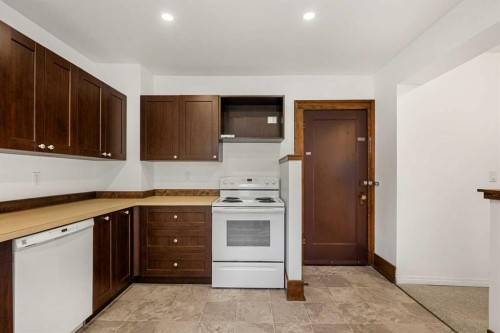 1640 15 Street Se, Calgary, AB - Indoor Photo Showing Kitchen