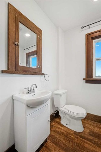 1640 15 Street Se, Calgary, AB - Indoor Photo Showing Bathroom