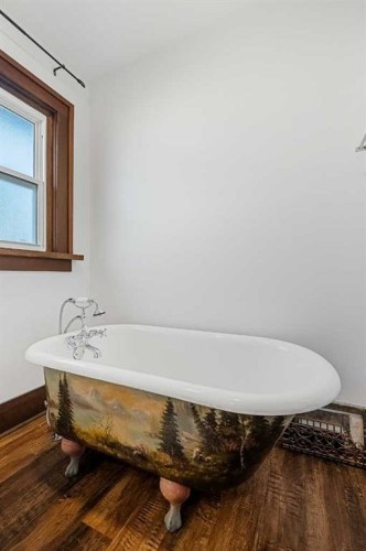 1640 15 Street Se, Calgary, AB - Indoor Photo Showing Bathroom