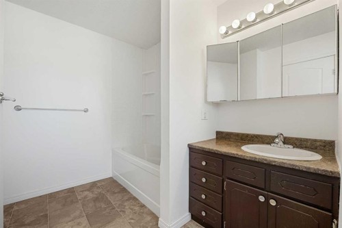 1640 15 Street Se, Calgary, AB - Indoor Photo Showing Bathroom