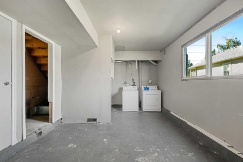1640 15 Street Se, Calgary, AB - Indoor Photo Showing Laundry Room