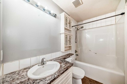 205-7 Lineham Avenue, Okotoks, AB - Indoor Photo Showing Bathroom