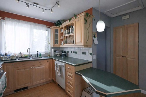 102 Dalgleish Bay Nw, Calgary, AB - Indoor Photo Showing Kitchen With Double Sink